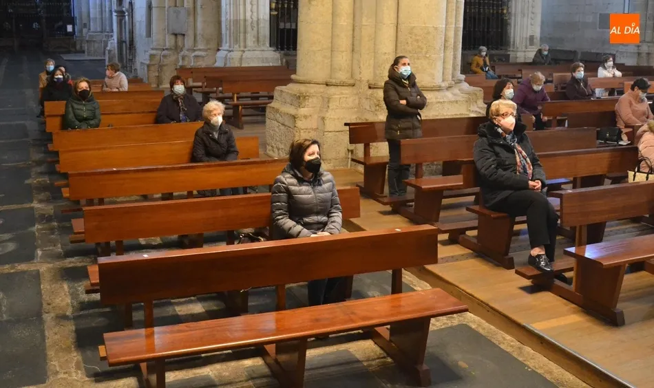 Foto 4 - M&aacute;s de una treintena de fieles asisten a la apertura de la Novena en honor a La Soledad  
