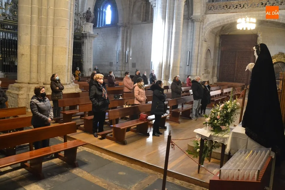 Foto 2 - M&aacute;s de una treintena de fieles asisten a la apertura de la Novena en honor a La Soledad  