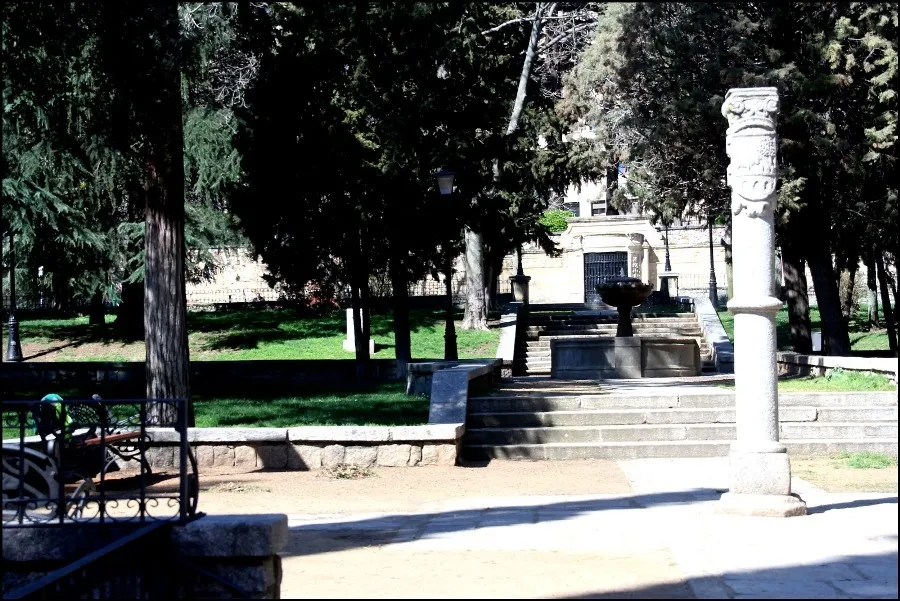 Tiene el Parque de San Francisco ilustres habitantes y mejores vecinos, rodeado como está de estancias santas