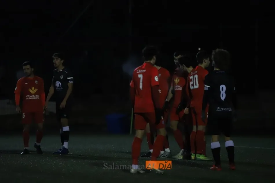 Una acción a balón parado en el derbi del San Casto