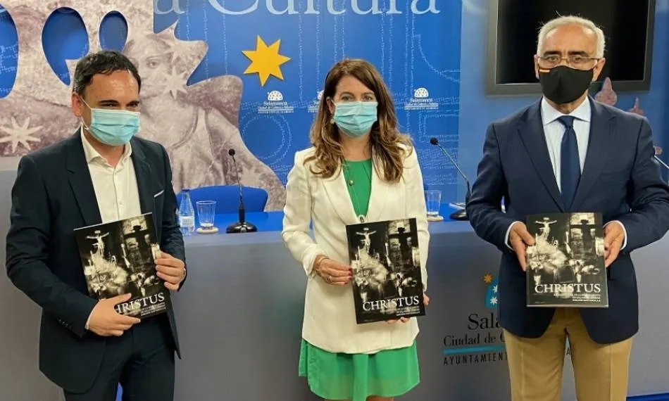 El coordinador de la revista, Paco Gómez, junta a la concejal de Cultura, María Victoria Bermejo, y el anterior presidente de la Junta de la Semana Santa de Salamanca, José Adrián Cornejo, en la presentación del número de 2020