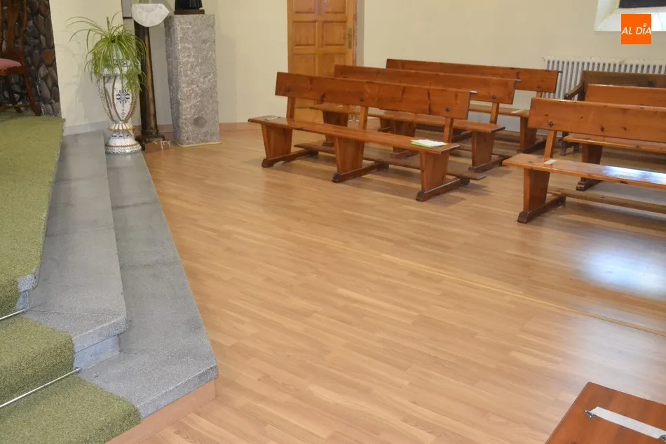 Foto 8 - La Iglesia de Santa Marina estrena tarima sufragada por las Cofrad&iacute;as de la Parroquia  