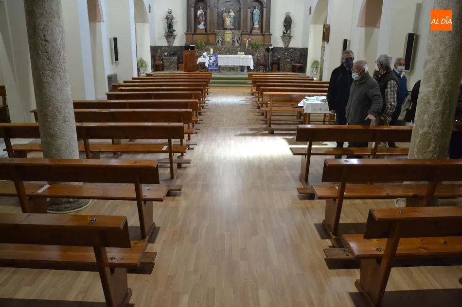 Foto 4 - La Iglesia de Santa Marina estrena tarima sufragada por las Cofrad&iacute;as de la Parroquia  