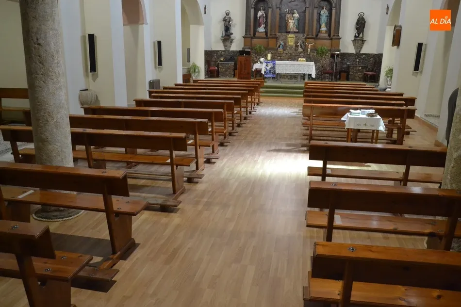 Foto 3 - La Iglesia de Santa Marina estrena tarima sufragada por las Cofrad&iacute;as de la Parroquia  