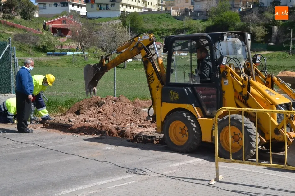 Prosiguen los trabajos de renovación de la Alameda con las obras para llevar el agua para el riego ...