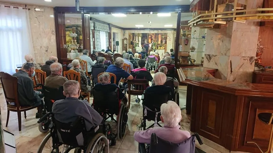 Foto 2 - La Residencia de Mayores Arapiles celebra la festividad de San Jos&eacute; con magia&nbsp;