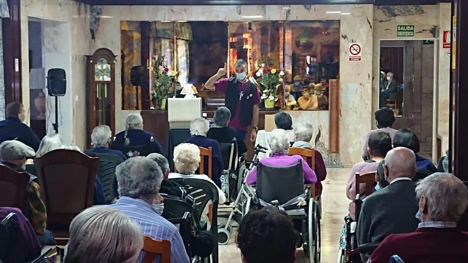 Foto 3 - La Residencia de Mayores Arapiles celebra la festividad de San Jos&eacute; con magia&nbsp;