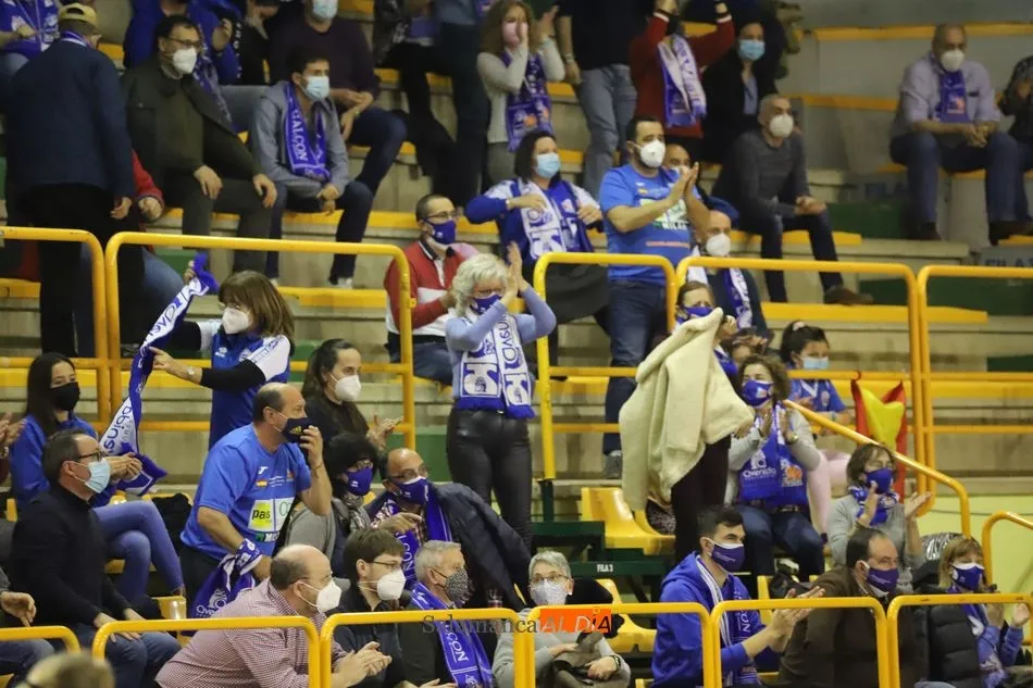 Foto 10 - La Marea Azul, el sexto jugador para tumbar al Uni Girona y llevar al Perfumer&iacute;as Avenida a estar...
