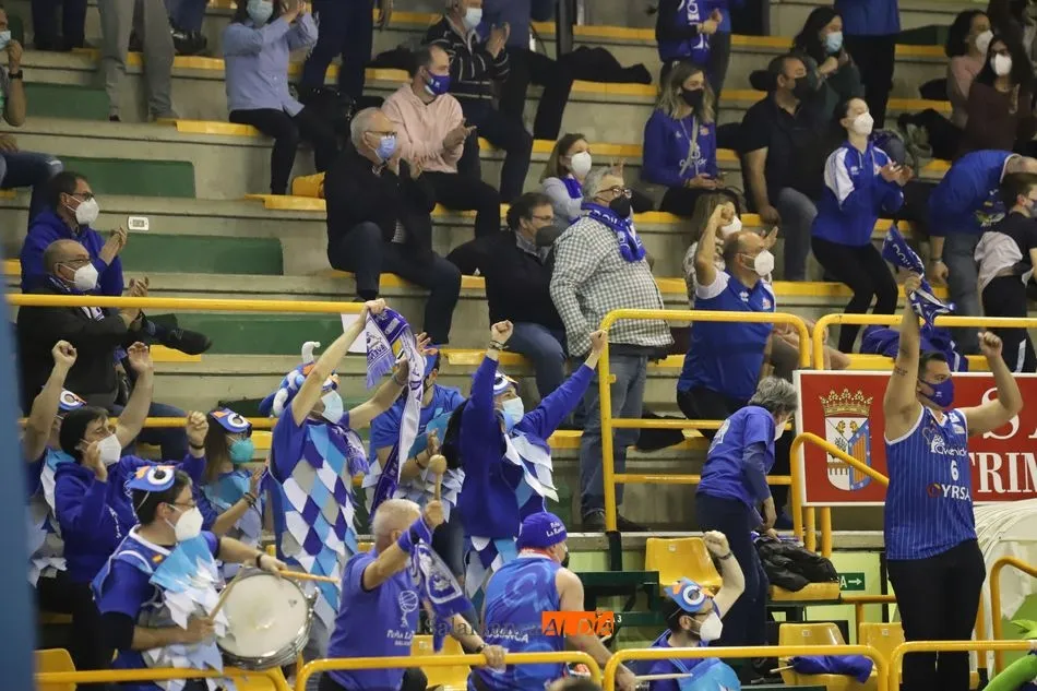 Foto 8 - La Marea Azul, el sexto jugador para tumbar al Uni Girona y llevar al Perfumer&iacute;as Avenida a estar...
