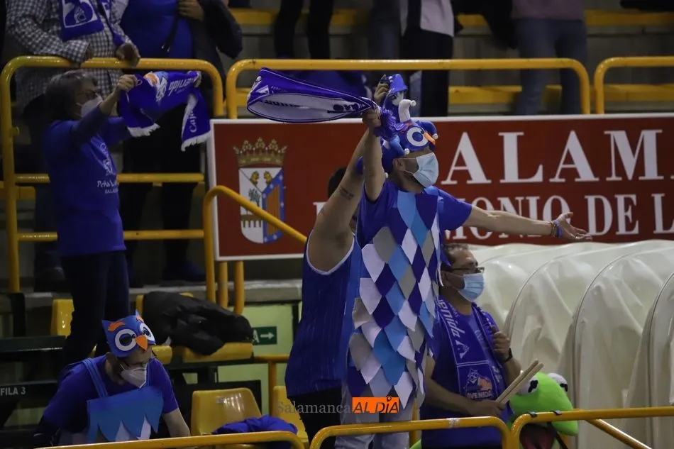 Foto 7 - La Marea Azul, el sexto jugador para tumbar al Uni Girona y llevar al Perfumer&iacute;as Avenida a estar...