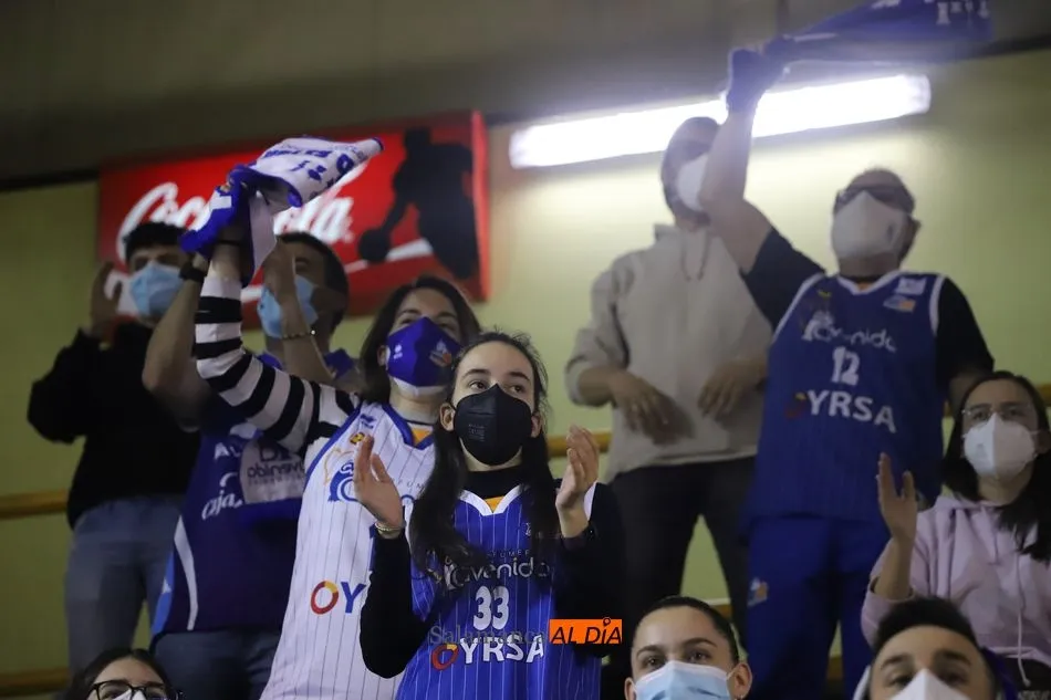 Foto 6 - La Marea Azul, el sexto jugador para tumbar al Uni Girona y llevar al Perfumer&iacute;as Avenida a estar...