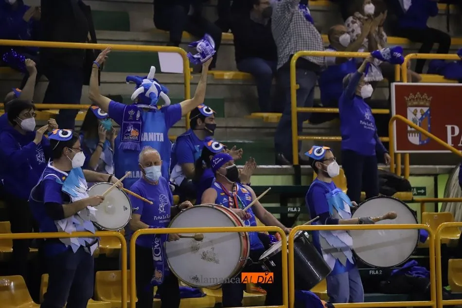 Foto 5 - La Marea Azul, el sexto jugador para tumbar al Uni Girona y llevar al Perfumer&iacute;as Avenida a estar...