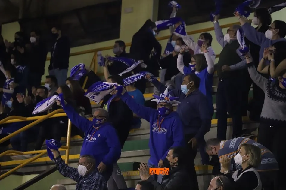 Foto 3 - La Marea Azul, el sexto jugador para tumbar al Uni Girona y llevar al Perfumer&iacute;as Avenida a estar...