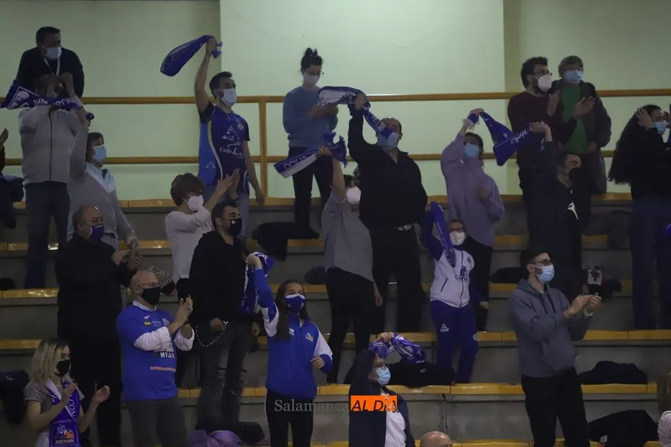 Foto 2 - La Marea Azul, el sexto jugador para tumbar al Uni Girona y llevar al Perfumer&iacute;as Avenida a estar...