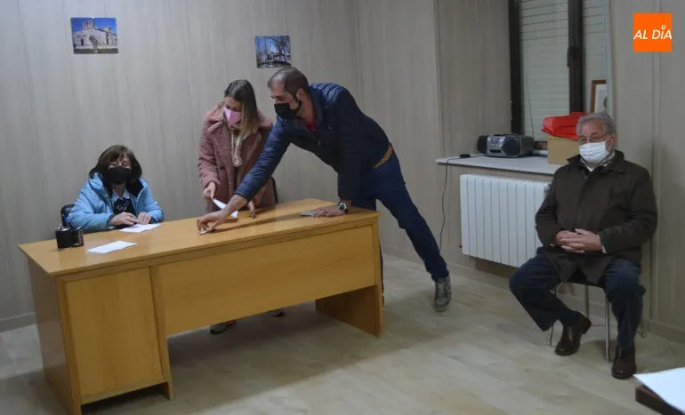 Foto 3 - Andr&eacute;s Mulas toma el bast&oacute;n de mando de Santiago de la Puebla tras una emotiva despedida a...