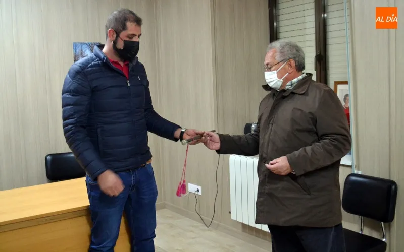 Foto 2 - Andr&eacute;s Mulas toma el bast&oacute;n de mando de Santiago de la Puebla tras una emotiva despedida a...