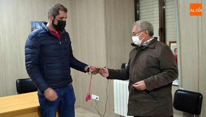 Casimiro García entregaba el bastón de mando a Andrés Mulas como nuevo alcalde de Santiago de la Puebla