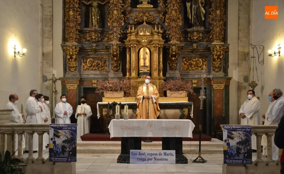 Foto 6 - La Comunidad Educativa del Seminario festeja su d&iacute;a grande con una eucarist&iacute;a  