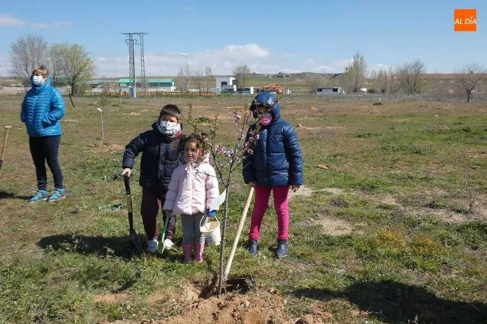 Foto 3 - Plantaci&oacute;n de &aacute;rboles para dar la bienvenida a la primavera  