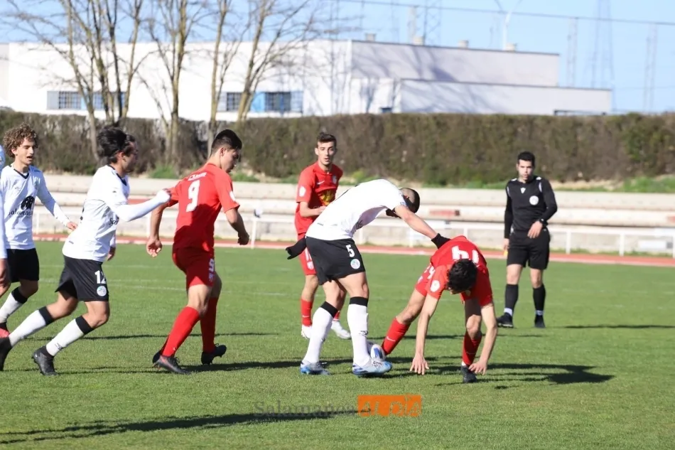 Foto 11 - El filial del Salamanca UDS y el Santa Marta firman las tablas en su pelea por la permanencia (1-1)