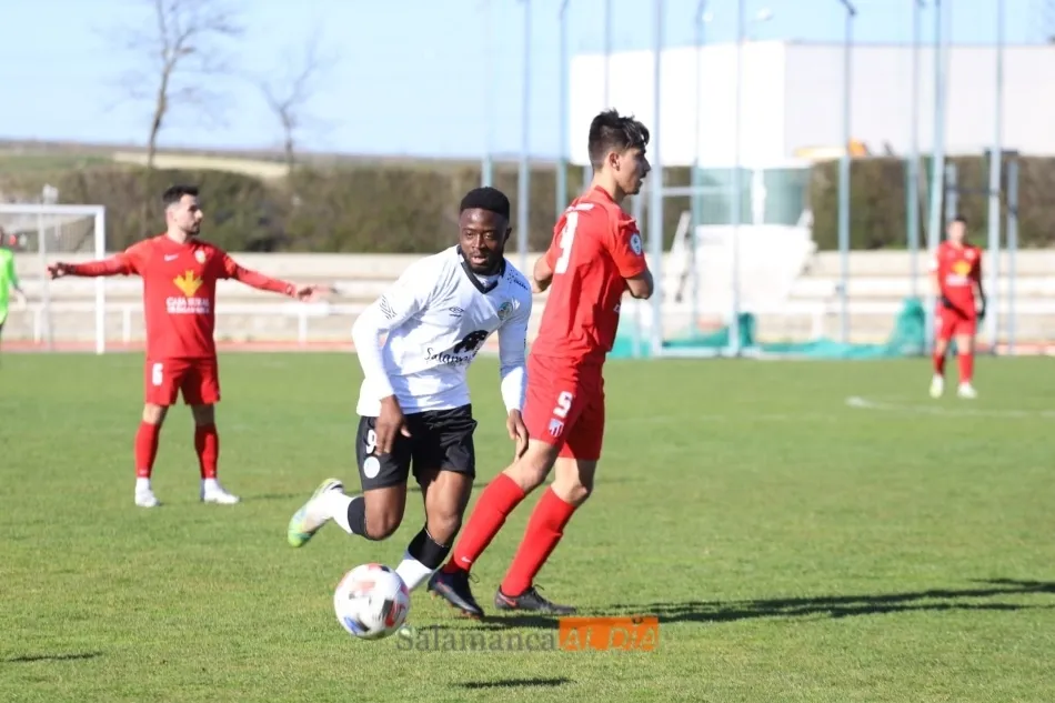Foto 10 - El filial del Salamanca UDS y el Santa Marta firman las tablas en su pelea por la permanencia (1-1)