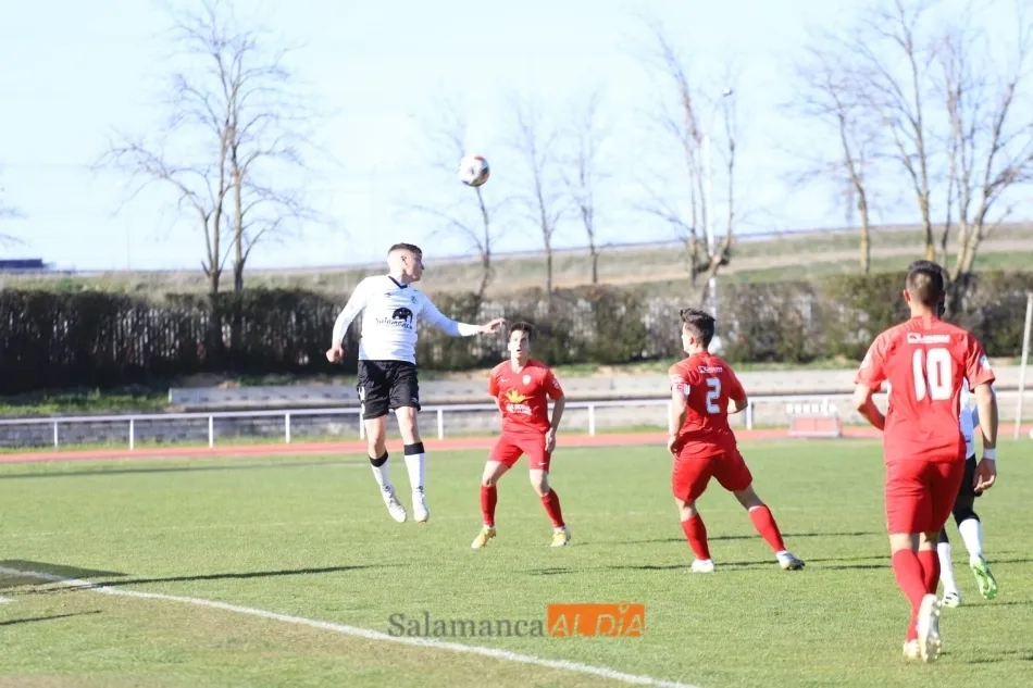 Foto 9 - El filial del Salamanca UDS y el Santa Marta firman las tablas en su pelea por la permanencia (1-1)