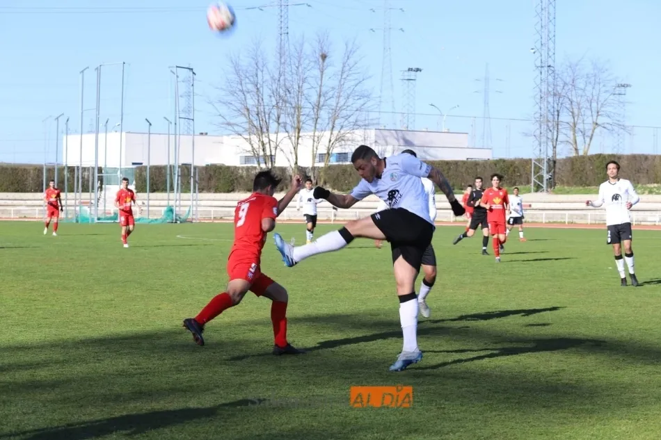 Foto 8 - El filial del Salamanca UDS y el Santa Marta firman las tablas en su pelea por la permanencia (1-1)