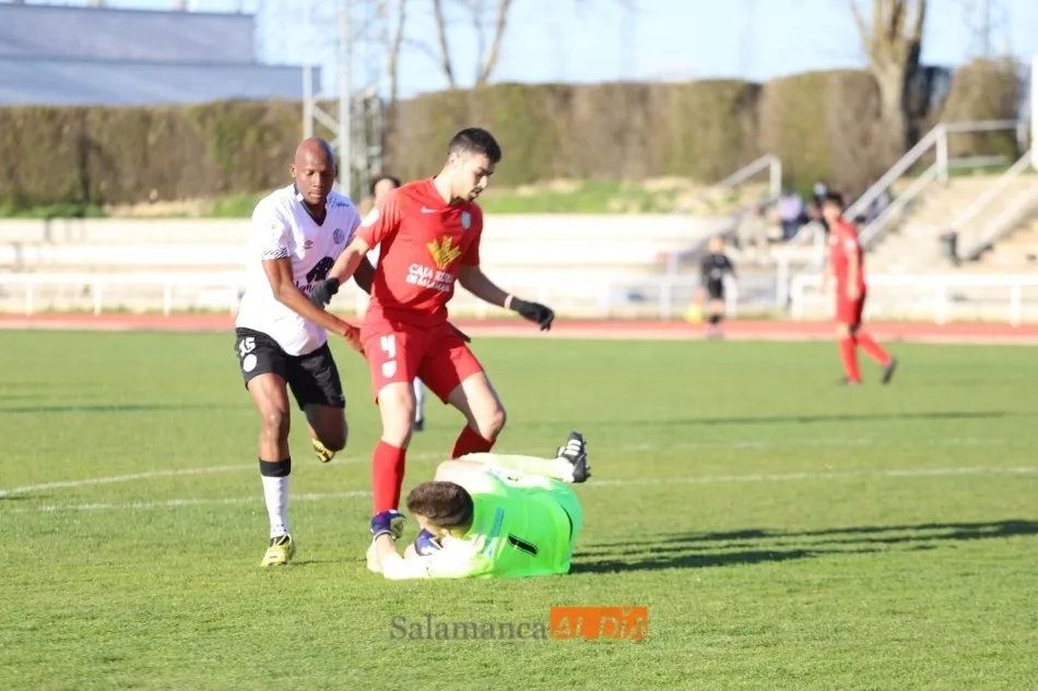 Foto 7 - El filial del Salamanca UDS y el Santa Marta firman las tablas en su pelea por la permanencia (1-1)