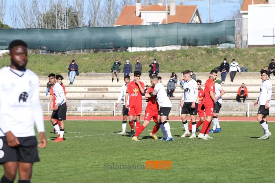 Foto 6 - El filial del Salamanca UDS y el Santa Marta firman las tablas en su pelea por la permanencia (1-1)