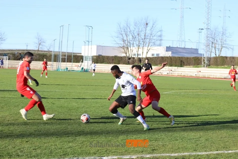 Foto 5 - El filial del Salamanca UDS y el Santa Marta firman las tablas en su pelea por la permanencia (1-1)