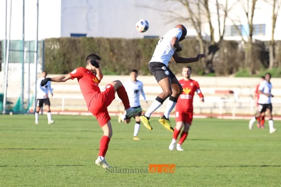 Foto 4 - El filial del Salamanca UDS y el Santa Marta firman las tablas en su pelea por la permanencia (1-1)