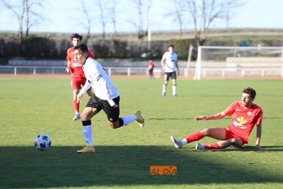 Foto 3 - El filial del Salamanca UDS y el Santa Marta firman las tablas en su pelea por la permanencia (1-1)