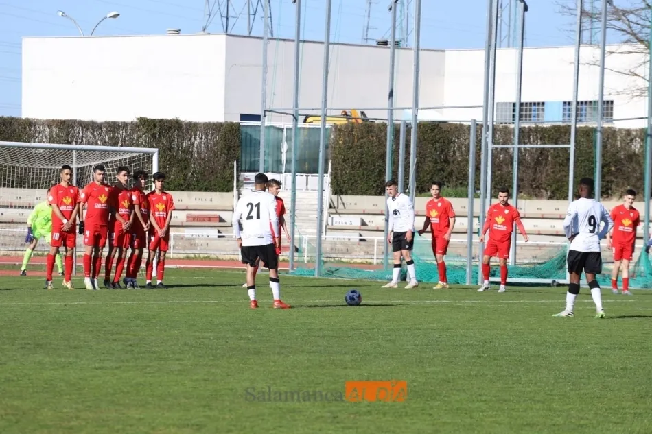 Foto 2 - El filial del Salamanca UDS y el Santa Marta firman las tablas en su pelea por la permanencia (1-1)