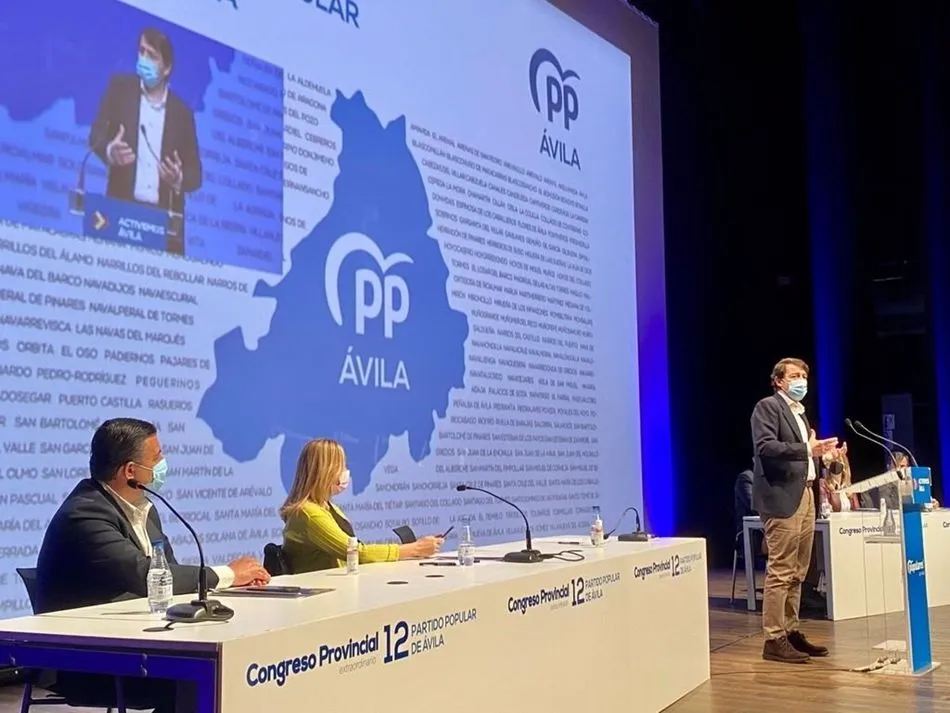 El presidente del PP de Castilla y León, Alfonso Fernández Mañueco, clausura el congreso del PP de Ávila. - PP