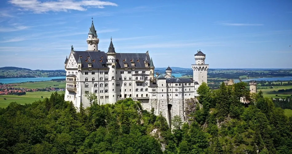 Castillo de Neuschwanstein,  situado en el estado federado de Baviera cerca de Füssen