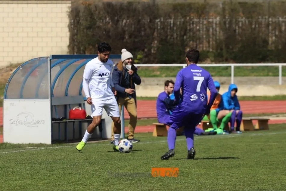 Foto 2 - Nada ni nadie puede parar al Ribert: goleada de l&iacute;der a la Bovedana en Las Pistas (3-0)
