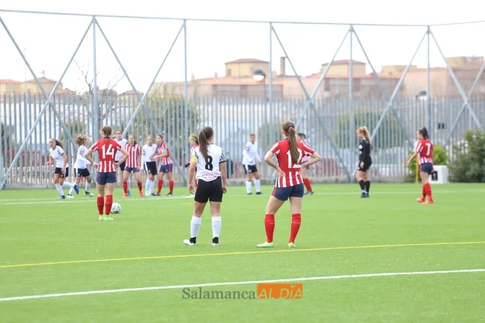Foto 11 - El Salamanca UDS Femenino logra un &lsquo;puntazo&rsquo; tras reponerse ante el todopoderoso Atleti &lsquo;C&rsquo; ...