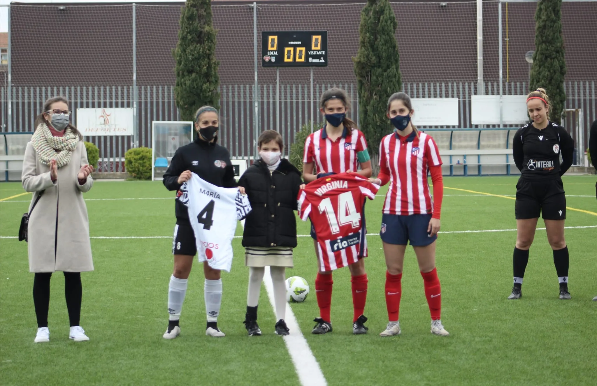 Foto 11 - Otro precioso gesto del f&uacute;tbol con Mar&iacute;a, &lsquo;la princesa guerrera futbolera&rdquo;: camisetas...