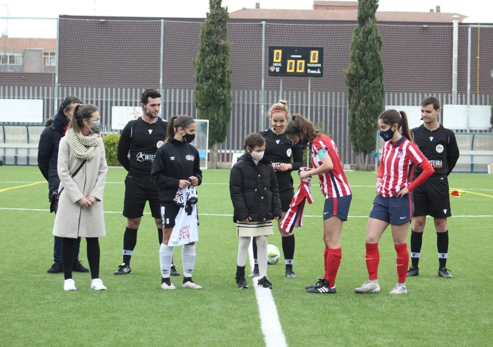 Foto 10 - Otro precioso gesto del f&uacute;tbol con Mar&iacute;a, &lsquo;la princesa guerrera futbolera&rdquo;: camisetas...