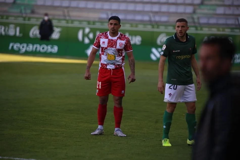 Foto 3 - El Guijuelo no puede alzar el vuelo en una nueva derrota con el Racing de Ferrol (1-0)