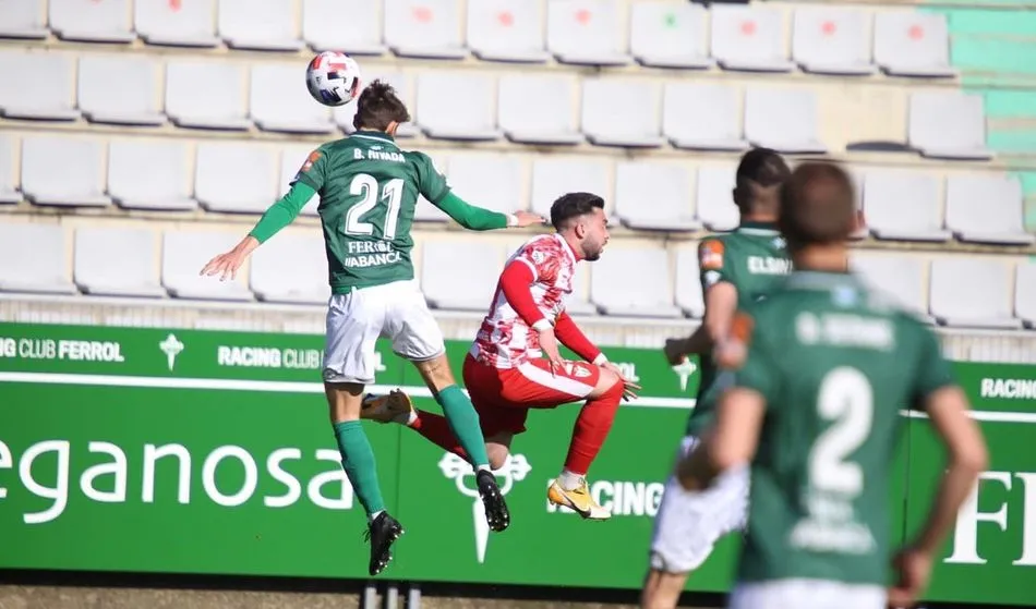 Foto 2 - El Guijuelo no puede alzar el vuelo en una nueva derrota con el Racing de Ferrol (1-0)