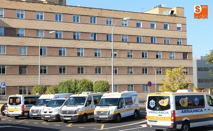 Ambulancias junto al hospital de Salamanca. Foto de archivo