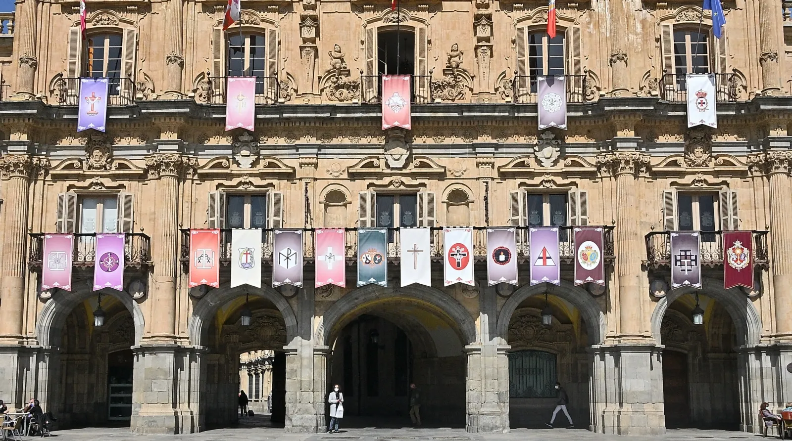La Plaza Mayor anuncia la Semana Santa con los reposteros de las 18 hermandades salmantinas