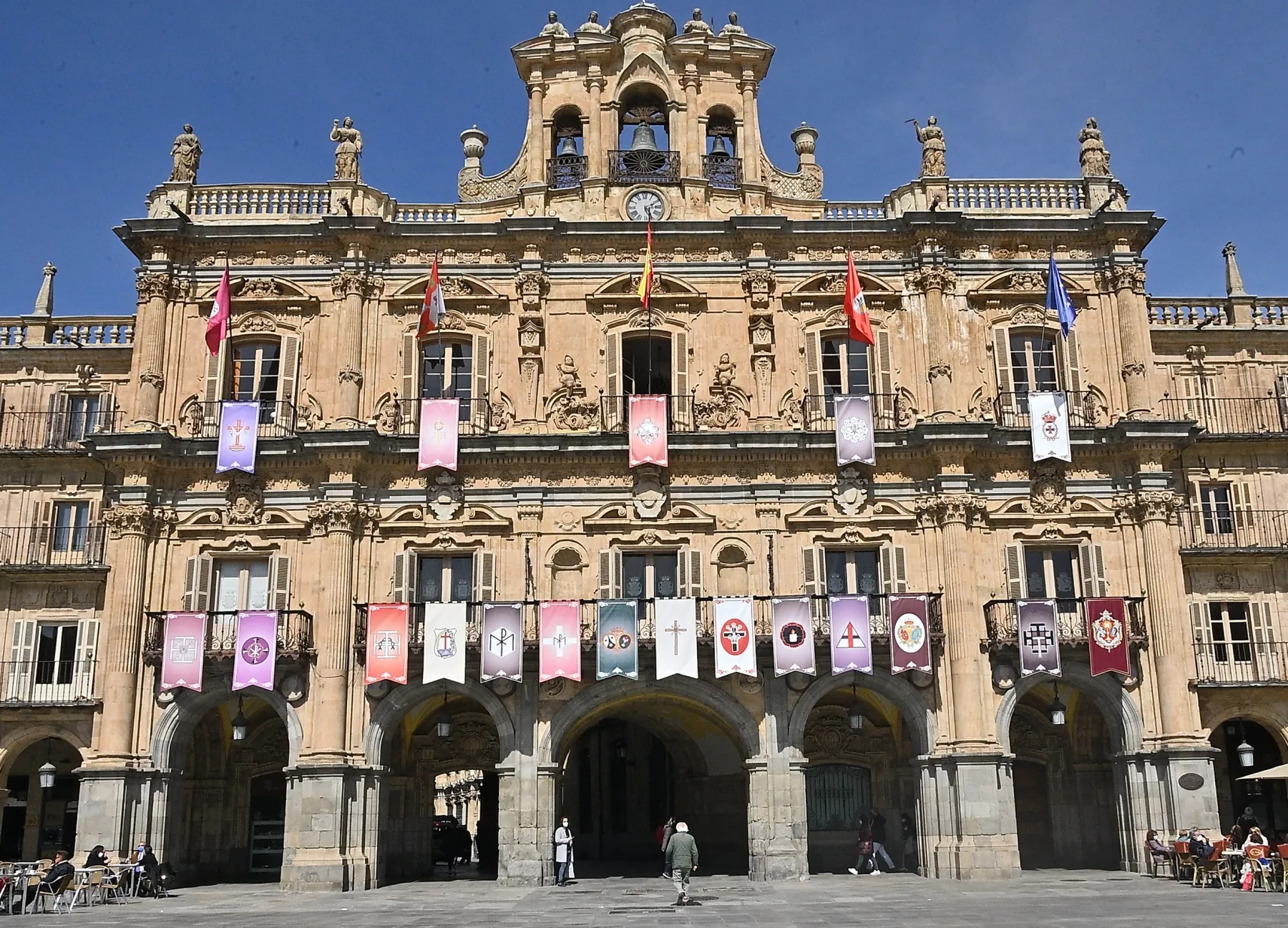 Foto 2 - La Plaza Mayor anuncia la Semana Santa con los reposteros de las 18 hermandades salmantinas