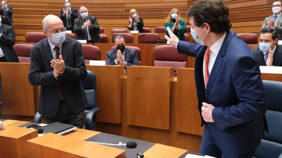 Alfonso Fernández Mañueco y Francisco Igea, durante la sesión de este lunes en las Cortes para debatir la moción de censura