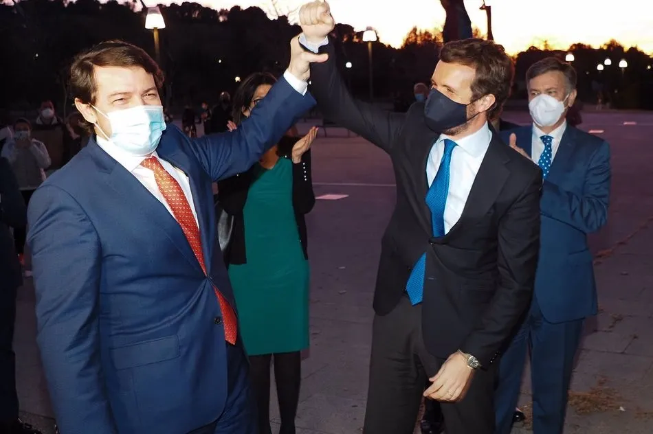 Mañueco y Casado celebran la victoria en la moción de censura. Foto: EP