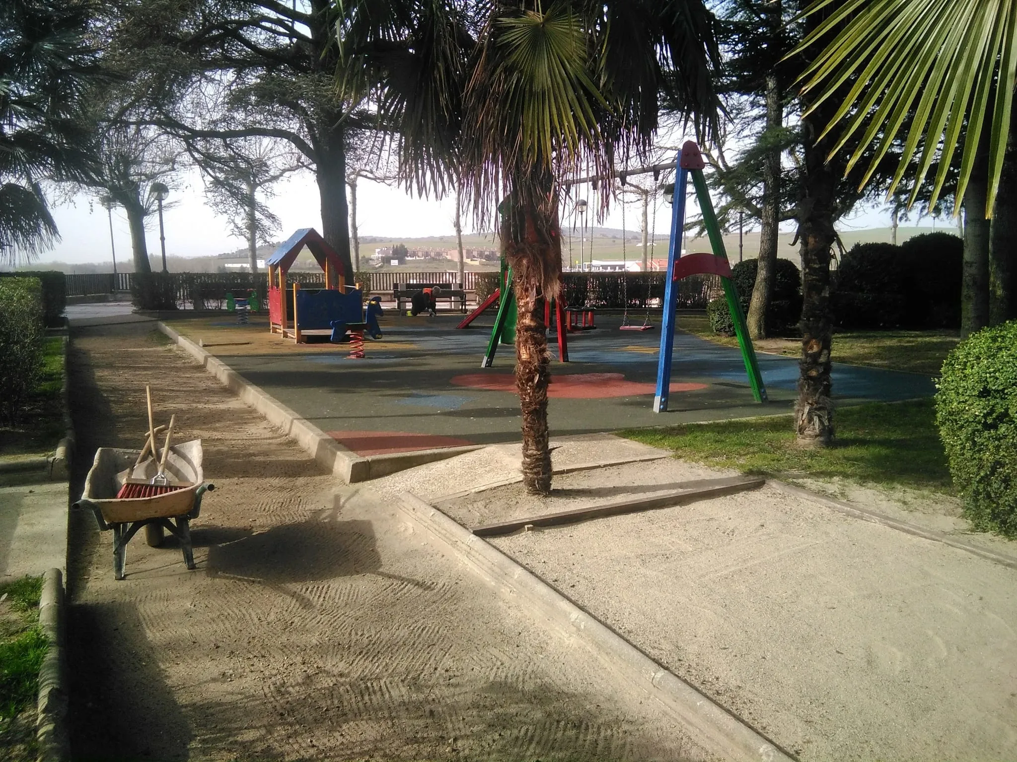 Trabajos de jardinería en el parque de El Espolón