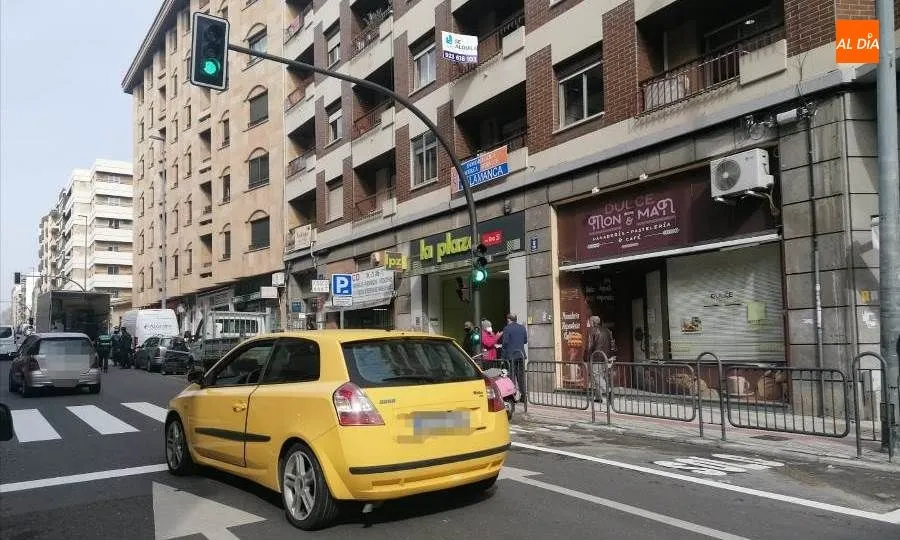Coches en la avenida de Italia. Foto de Lydia González