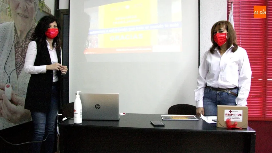 Adela Prieto, presidenta de Cruz Roja (drcha), junto a la técnico Estela García, en la presentación del balance del Plan Responde / CORRAL