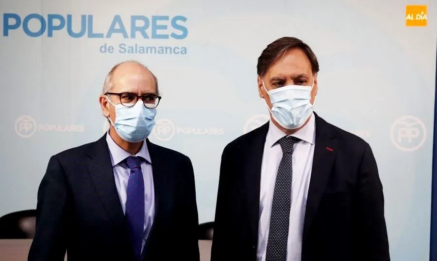 El presidente del PP de Salamanca, Javier Iglesias, junto al secretario general de esta formación y alcalde en la ciudad, Carlos García Carbayo. Foto de Guillermo García